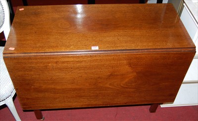 Lot 1200 - An early 19th century mahogany drop leaf...