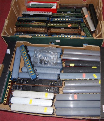 Lot 132 - Two boxes of loose 00 gauge carriages and...