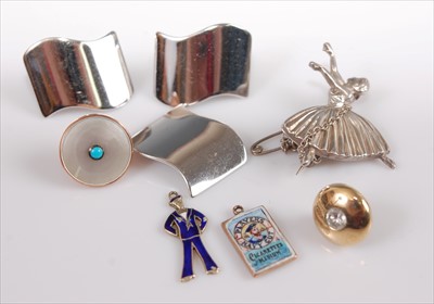 Lot 353 - Assorted costume jewellery to include pair...