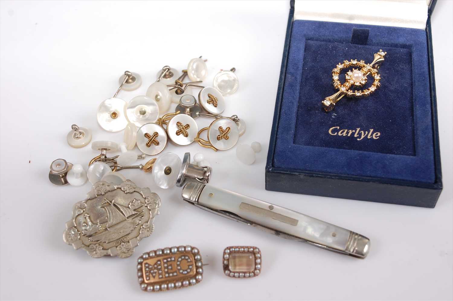 Lot 361 - Mixed lot to include mother-of-pearl pocket...