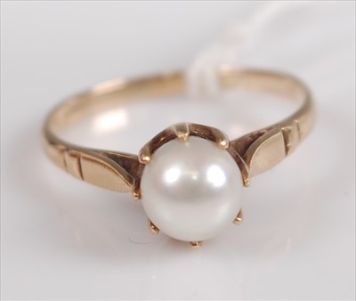 Lot 367 - A 9ct gold cultured pearl set dress ring, 2.3g,...