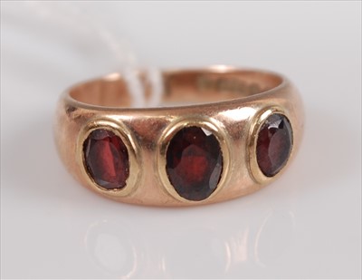 Lot 370 - A 9ct gold and three oval cut garnet set ring,...