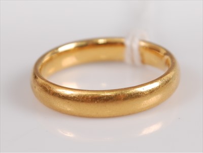 Lot 372 - A 22ct gold wedding band, 5.6g, size M