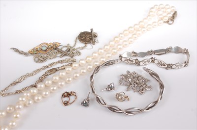 Lot 401 - A cultured pearl single string necklace;...