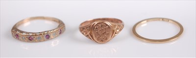Lot 378 - A 9ct gold wedding band, 9ct gold signet ring,...