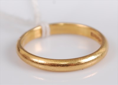 Lot 379 - A 22ct gold wedding band, 4.6g, size R