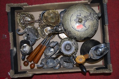 Lot 216 - A box of miscellaneous metalware to include a...
