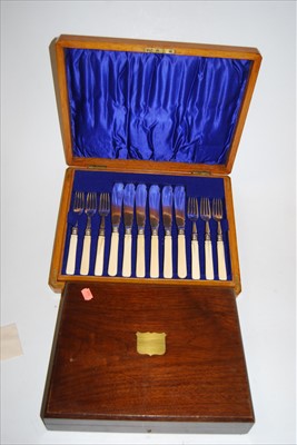 Lot 218 - An early 20th century oak cased 12-place...