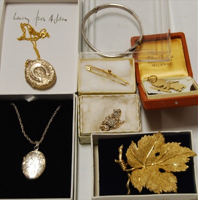 Lot 273 - Assorted costume jewellery to include silver...