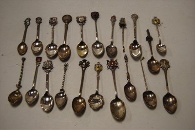 Lot 430 - A collection of assorted loose mainly silver...