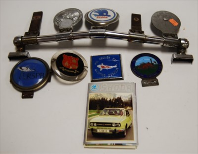 Lot 485 - A quantity of motoring badges to include RAC,...