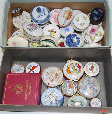 Lot 472 - A box of assorted modern enamelled pill boxes...