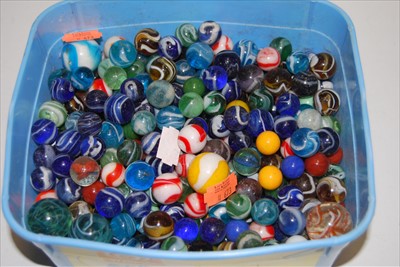 Lot 474 - A box of assorted marbles