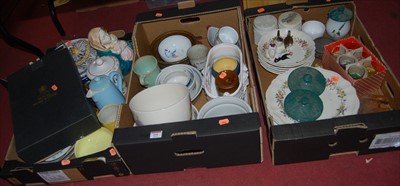 Lot 541 - Three boxes of various mixed ceramics to...