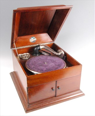 Lot 506 - A 1920's mahogany cased Dulcetto table top gramophone