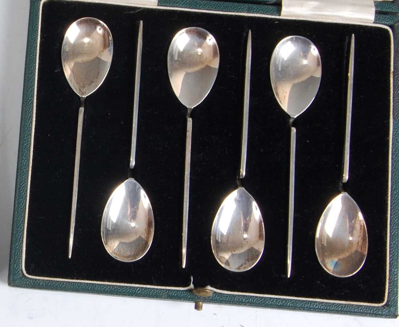 Lot 138 - A set of six Art Deco silver teaspoons, of...