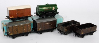 Lot 782 - Small selection of Hornby Dublo pre-war D1...