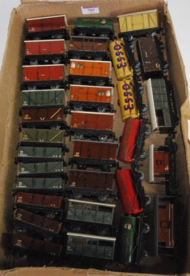 Lot 785 - 31 Hornby Dublo D1 wagons, mixed pre...