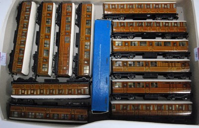 Lot 786 - Tray containing 12 Hornby Dublo D1 coaches,...