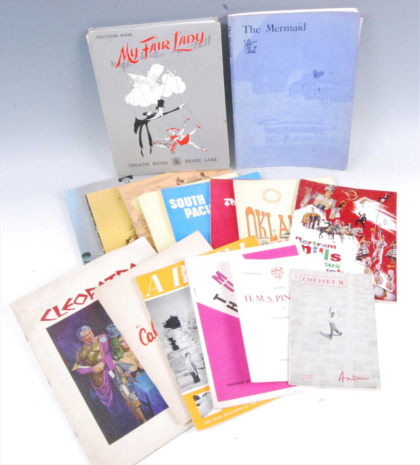 Lot 524 - A collection of film and theatre programmes to include