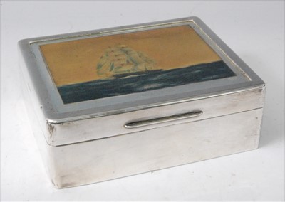 Lot 1174 - A George V silver table cigar box, the hinged...