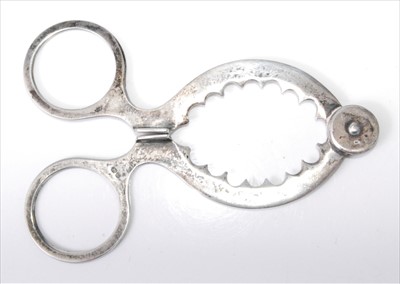 Lot 1175 - A George V silver egg-cutter, with scissor...