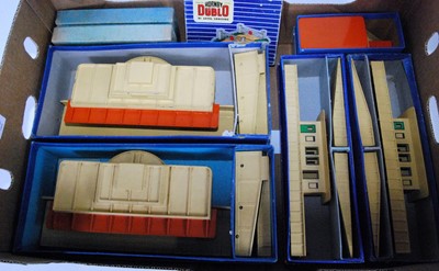 Lot 803 - Selection of clean, boxed Hornby Dublo D1...