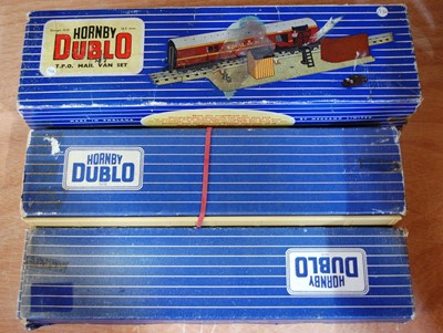 Lot 494 - Hornby Dublo D1 accessories, through station,...