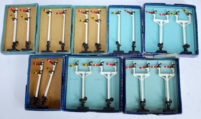 Lot 799 - 11 boxed and 12+ unboxed D1, D2 and D3 signals...