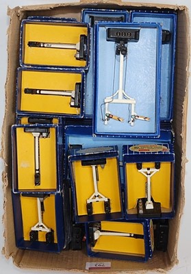 Lot 792 - 14 boxed and 8 unboxed Hornby Dublo electric...