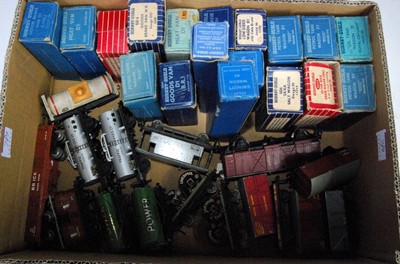 Lot 789 - 33 Hornby Dublo D1 and SD6 wagons, 18 items...