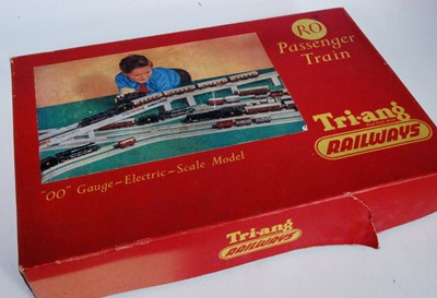 Lot 727 - A Triang RO train set comprising early black...