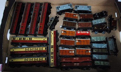 Lot 724 - Tray containing Hornby Dublo rolling stock 4x...