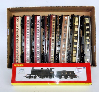 Lot 821 - Tray containing 15 Triang and Hornby coaches,...