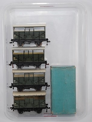 Lot 846 - Four Hornby Dublo GW cattle trucks, 3 x 4...