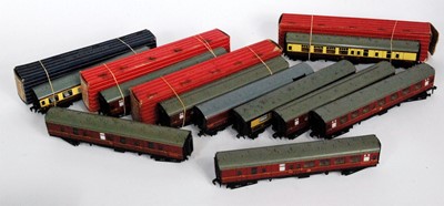 Lot 852 - An assortment of ten Hornby Dublo coaches:- 3...