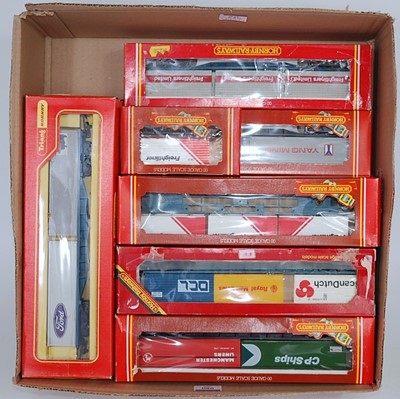 Lot 980 - 12 Hornby freightliner wagons with containers,...