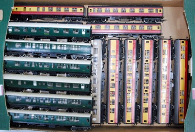 Lot 910 - Tray containing 21 unboxed Hornby coaches:-...