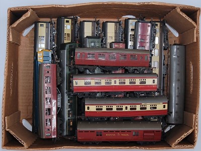 Lot 970 - Two trays containing locomotives and rolling...