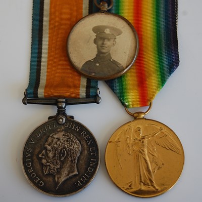Lot 59 - A WW I British War and Victory duo