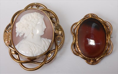 Lot 366 - A carved shell cameo portrait brooch,...