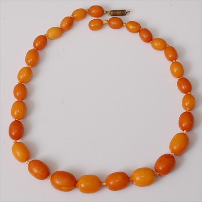 Lot 373 - A beaded and graduated butterscotch amber...