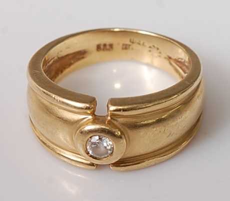 Lot 397 - A 15ct gold diamond solitaire ring, the...