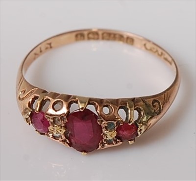 Lot 400 - A vintage 9ct gold, ruby and diamond point set...