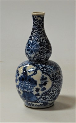 Lot 194 - A Chinese blue and white double-gourd vase,...