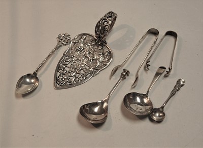 Lot 273 - A George III silver caddy spoon, having bright...