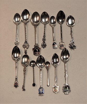 Lot 292 - A small collection of assorted silver and...