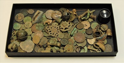 Lot 295 - A tray of assorted metal detecting finds, to...