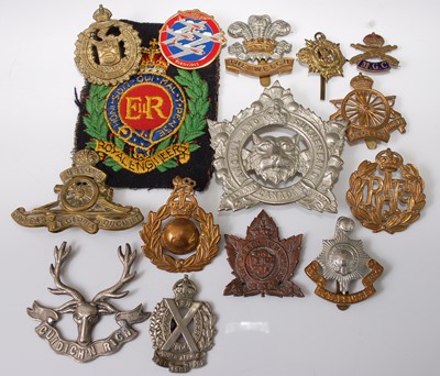 Lot 58 - A collection of cap badges, cloth badges and insignia to include