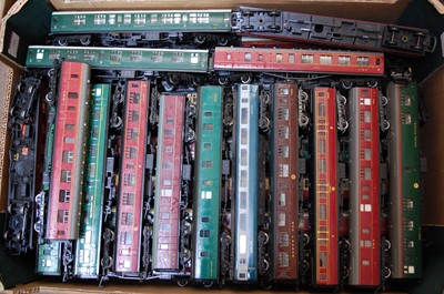 Lot 936 - Large tray containing approx 45 bogie coaches,...